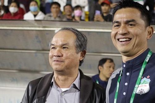 HLV Kiatisak: 'Toàn đội đã làm bầu Đức mỉm cười'