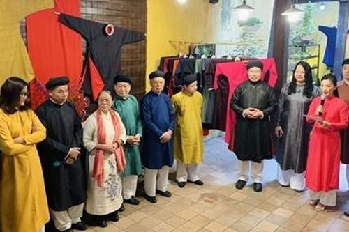 Trưng bày áo dài truyền thống trong lòng phố cổ Hà Nội