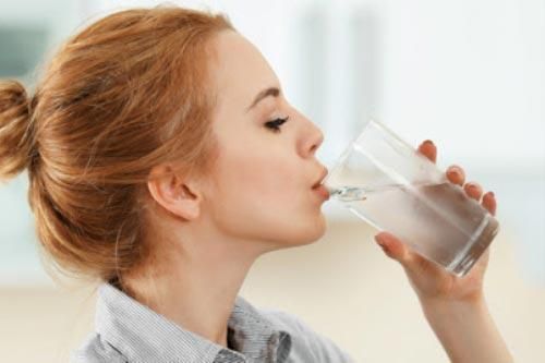 7 lợi ích của uống nước khi đói