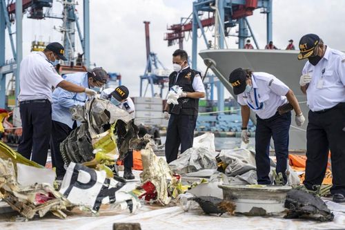 Hé lộ nguyên nhân ban đầu khiến máy bay Indonesia chở 62 người rơi xuống biển
