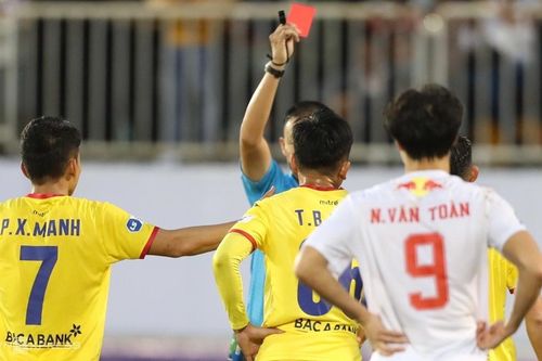 HLV Ngô Quang Trường không hài lòng với trọng tài Ngô Duy Lân