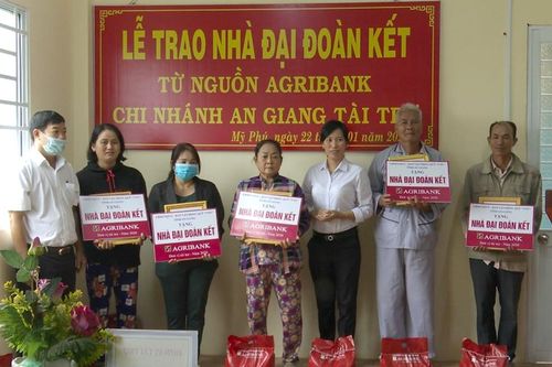 Trao 10 căn nhà Đại đoàn kết cho hộ nghèo 2 xã Mỹ Phú và Đào Hữu Cảnh