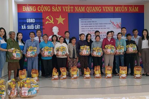 Báo Khánh Hòa cùng các đơn vị trao 200 phần quà Tết cho người dân