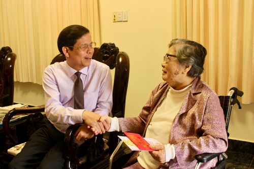 Chủ tịch UBND tỉnh Nguyễn Tấn Tuân thăm gia đình các vị nguyên cán bộ chủ chốt của tỉnh đã từ trần