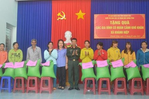 Khối thi đua các cơ quan Nội chính tỉnh tặng 1,5 tấn gạo cho 75 hộ nghèo xã Khánh Hiệp