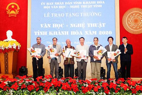 Nguồn động viên với văn nghệ sĩ
