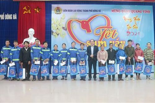Trao 150 suất quà 'Tết sum vầy' cho người lao động có hoàn cảnh khó khăn