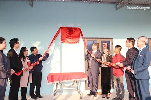 Bàn giao 340 ngôi nhà 'Mái ấm tình thương nơi biên giới' tại Sốp Cộp