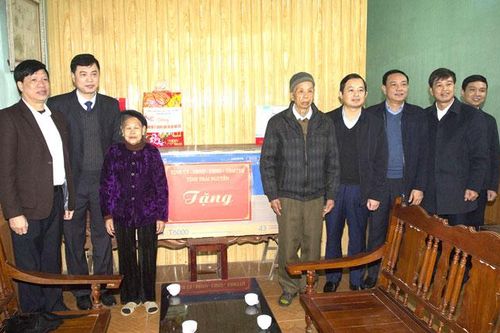 Lãnh đạo tỉnh tặng quà cho các hộ nghèo, cận nghèo