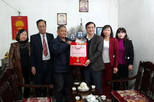 Thăm, tặng quà gia đình chiến sĩ đang công tác tại Trường Sa