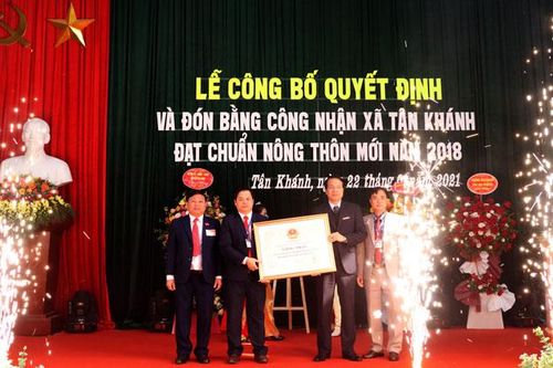 Tân Khánh đón Bằng công nhận Xã đạt chuẩn nông thôn mới