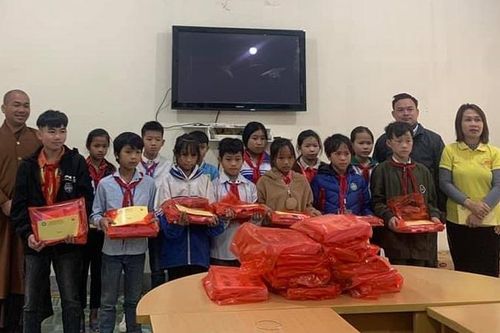 Nghệ An: Trao 50 phần quà cho học sinh huyện Tương Dương