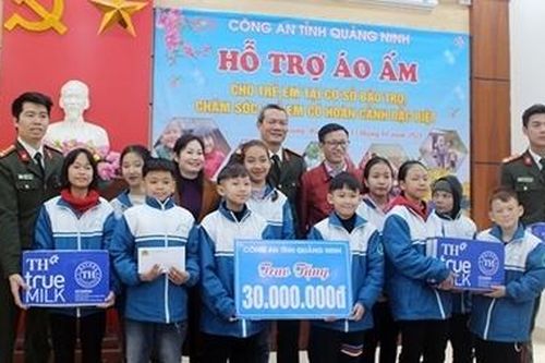 Công an Quảng Ninh tặng trên 1.000 suất quà Tết cho người nghèo
