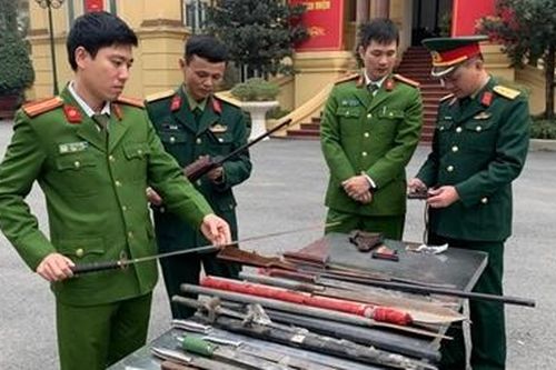Thu hồi 5 khẩu súng, hơn 50 dao kiếm