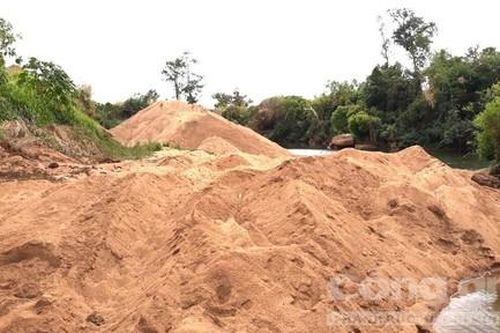San ủi đất rừng để mở đường khai thác cát lậu ở biên giới