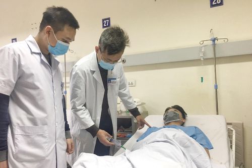 Chơi bóng chuyền, nam thanh niên 16 tuổi vỡ tinh hoàn