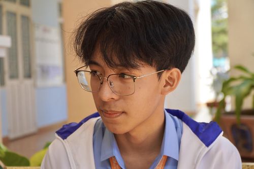 Nam sinh chuyên Toán giành giải nhất Văn quốc gia chia sẻ bí quyết học hiệu quả