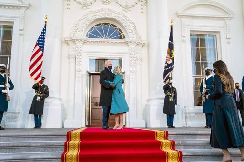 Giây phút ông Biden không thấy ai mở cửa khi 'dọn về' Nhà Trắng