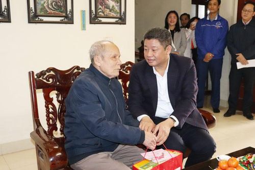 Tặng quà các gia đình chính sách ở huyện Chương Mỹ