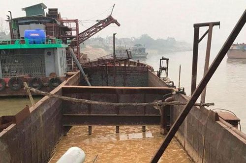 Bắt giữ 1 tàu khai thác cát trái phép trên sông Hồng