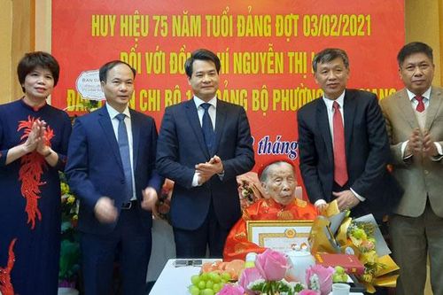 Trao tặng Huy hiệu 75 năm tuổi Đảng cho đảng viên lão thành quận Long Biên