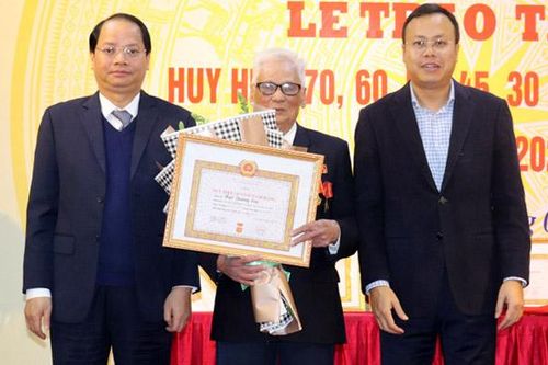 Trao tặng huy hiệu đảng cho các đảng viên xã Phù Lỗ (huyện Sóc Sơn)
