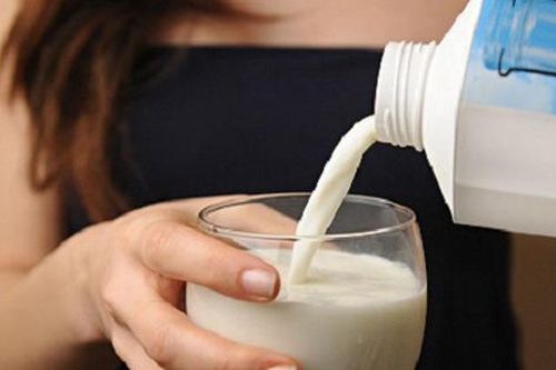 Uống sữa buổi sáng nếu có 1 trong 5 dấu hiệu này cần dừng ngay để phòng bệnh