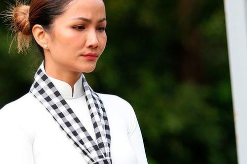 H'Hen Niê trầm tư trước câu chuyện về các anh hùng chiến sĩ tại Côn Đảo