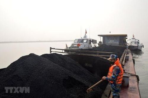 Bắt giữ vụ vận chuyển 500 tấn than không rõ nguồn gốc