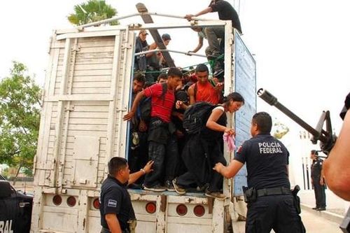 Mexico phát hiện gần 130 người di cư trong thùng xe tải