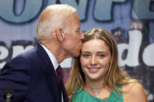 Gu thời trang ấn tượng của cháu gái ông Biden tại lễ nhậm chức