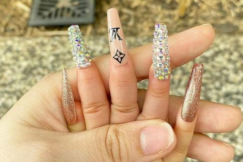 Bà mẹ bị chỉ trích vì làm móng tay quá dài cho con
