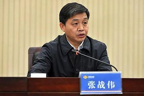 Tát cấp dưới nơi công cộng, quan chức Trung Quốc bị sa thải