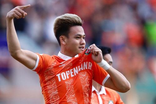Tấn Tài ăn mừng như Ronaldo khi giúp CLB Bình Định thắng 1-0