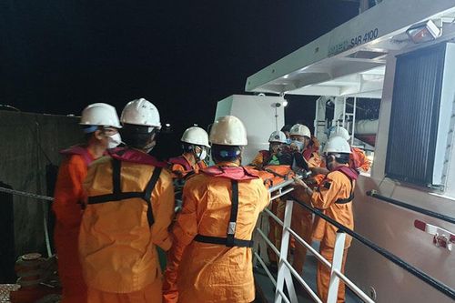 Cứu nạn khẩn cấp thuyền viên bị tai nạn lao động, hôn mê trên biển