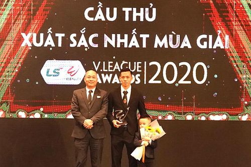 Văn Quyết giành cả hai danh hiệu lớn trong năm