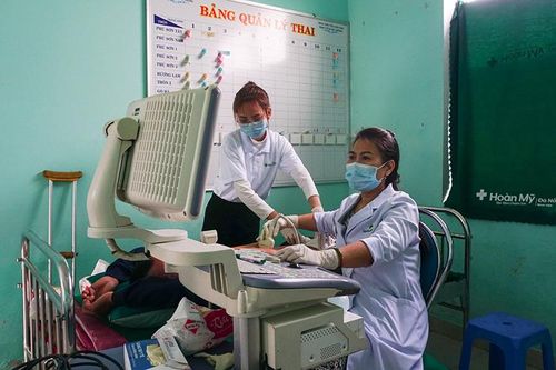 Khám chữa bệnh, phát thuốc và tặng quà cho người dân nghèo Đà Nẵng