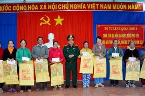 Quân khu 5 thăm, tặng quà Tết đồng bào nghèo tỉnh Quảng Ngãi