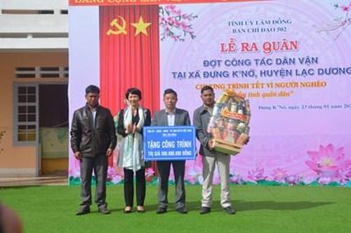 Mang Tết về với người dân Đưng K'Nớ