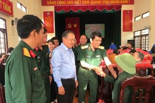 Trao 500 suất quà tặng người có công, hộ nghèo