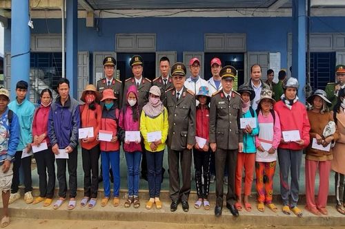 Đoàn công tác Báo CAND thăm, tặng quà cho người dân Bắc Trà My