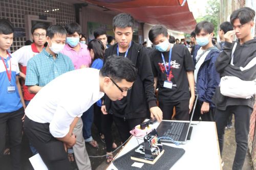 Xem sinh viên năm nhất sáng tạo tại Ngày hội Kỹ thuật trường ĐH Bách khoa (ĐHQG TP. HCM)