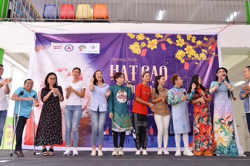 Hoa hậu H'Hen Niê, NSND Kim Xuân mang tết sớm đến trẻ em bị ảnh hưởng bởi HIV/AIDS
