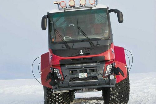 Sleipnir - xe buýt 8 bánh khổng lồ chuyên 'cưỡi' băng ở Iceland