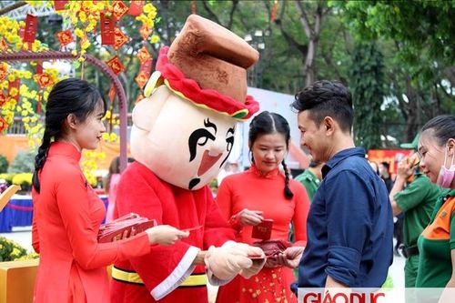 TPHCM: Không gian tết Việt thu hút người dân thành phố