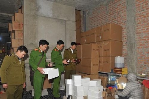 Hà Nội: Triệt phá cơ sở sản xuất rượu giả nhãn mác nước ngoài