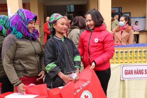 Hội Chữ thập đỏ TP Hà Nội trao hàng trăm suất quà cho học sinh nghèo dịp Tết