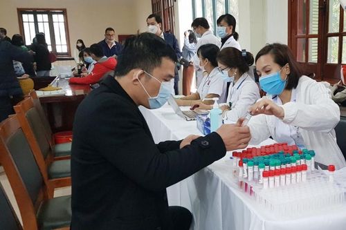 Tiếp tục xét nghiệm Covid-19 lần 2 cho phóng viên dự Đại hội Đảng XIII