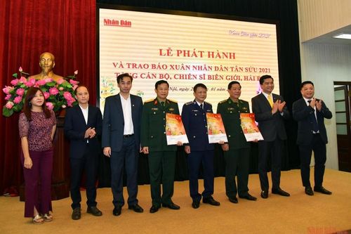 Trao tặng 50.000 ấn phẩm báo Nhân Dân - Xuân Tân Sửu 2021 cho các chiến sĩ nơi biên giới, hải đảo