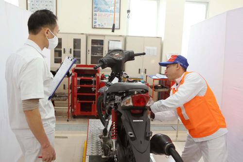 Kỹ thuật viên dịch vụ và nhân viên phụ tùng Honda so tài cân não